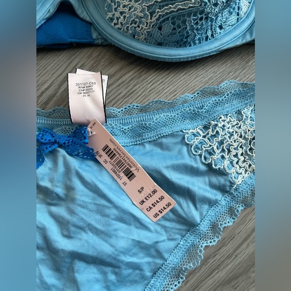 Victoria’s Secret body by Victoria lined perfect coverage 34D - Picture 2 of 9